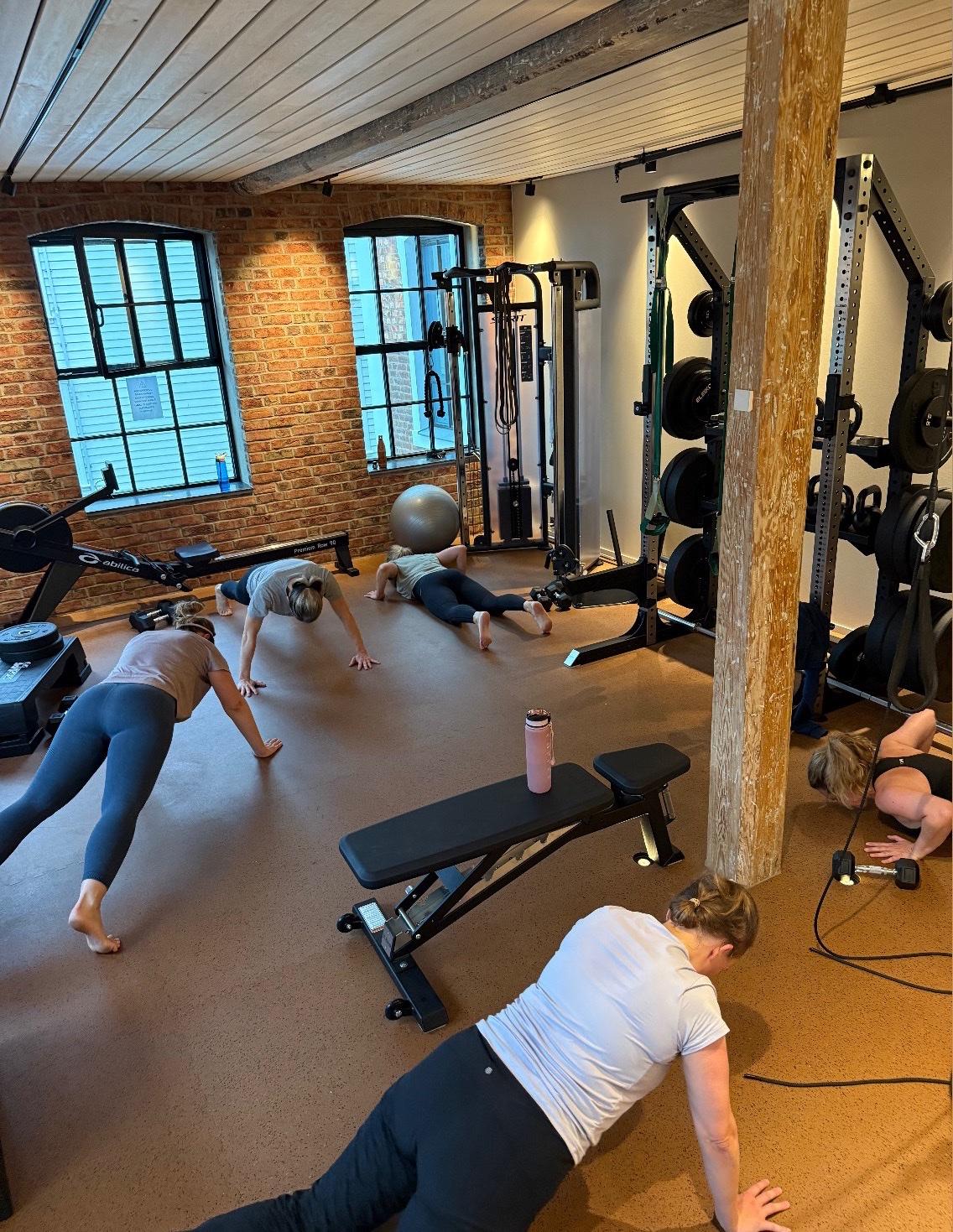 Gruppe som trener sammen på en bedrifts-bootcamp i studioet