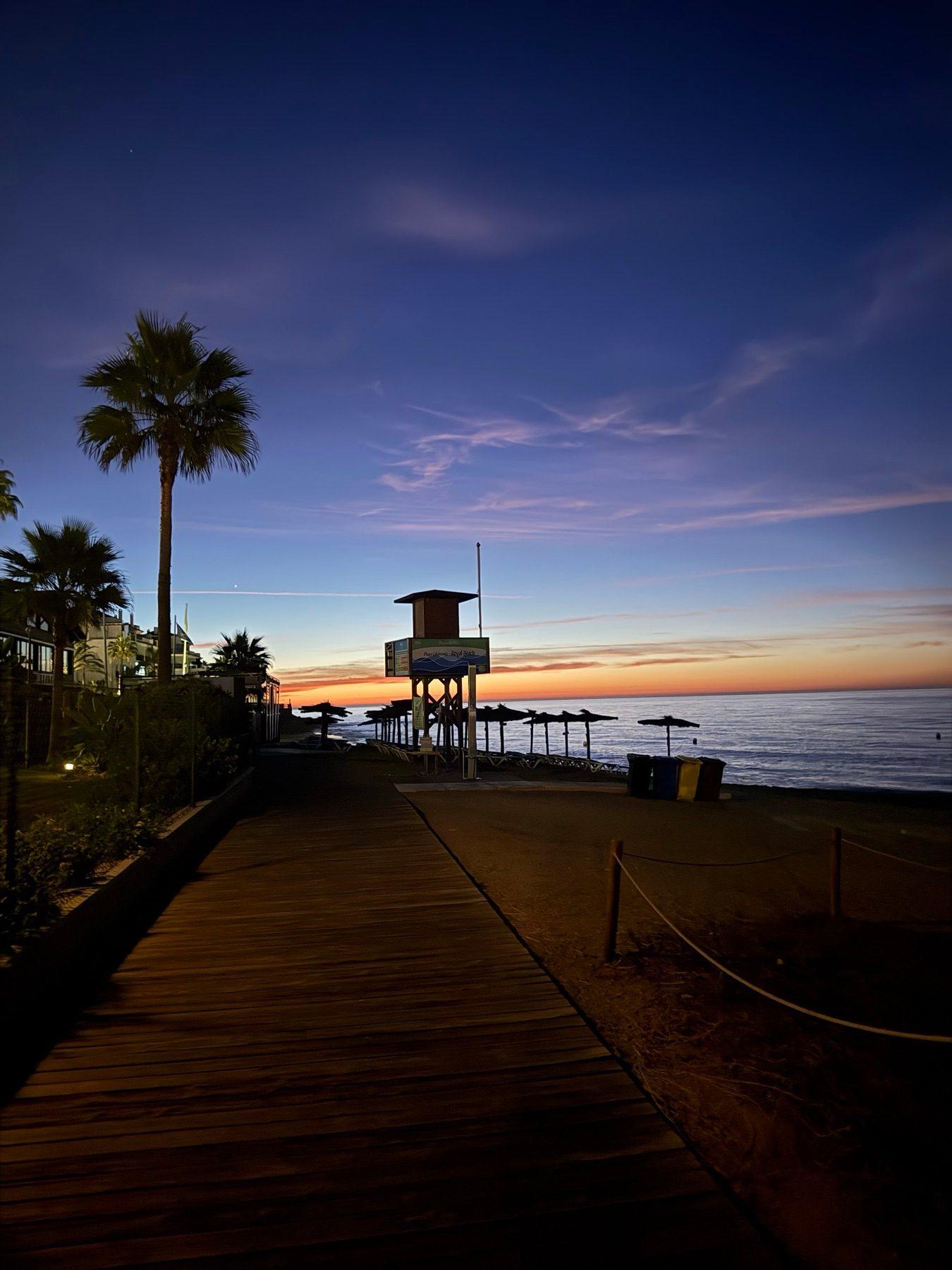 Strandpromenaden i solnedgang på en Move&Yoga treningsreise i Malaga